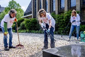 Royals Volunteer During National Voluntary Event NLDoet - Oestgeest