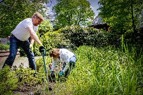 Royals Volunteer During National Voluntary Event NLDoet - Oestgeest