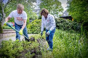 Royals Volunteer During National Voluntary Event NLDoet - Oestgeest