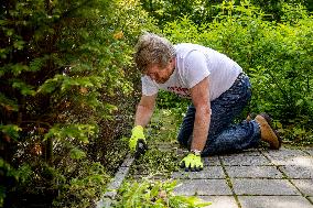 Royals Volunteer During National Voluntary Event NLDoet - Oestgeest