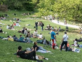People Enjoy The Sun At Montsouris Park - Paris