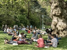 People Enjoy The Sun At Montsouris Park - Paris