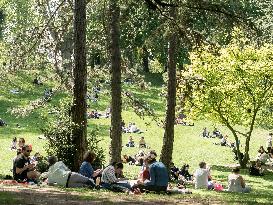 People Enjoy The Sun At Montsouris Park - Paris