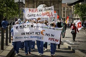 Intensive care units staff demonstrate - Marseille