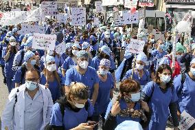 Intensive care units staff demonstrate - Marseille