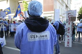 Intensive care units staff demonstrate - Marseille