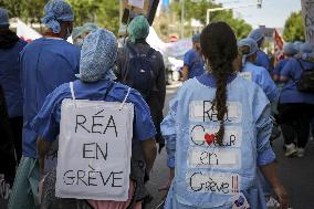 Intensive care units staff demonstrate - Marseille