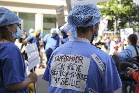 Intensive care units staff demonstrate - Marseille