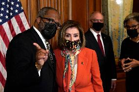 Nancy Pelosi swears-in Troy Carter - Washington