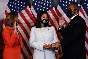 Nancy Pelosi swears-in Troy Carter - Washington