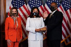 Nancy Pelosi swears-in Troy Carter - Washington