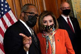 Nancy Pelosi swears-in Troy Carter - Washington