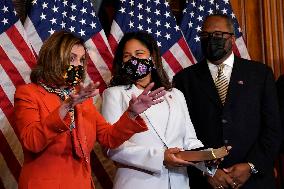 Nancy Pelosi swears-in Troy Carter - Washington