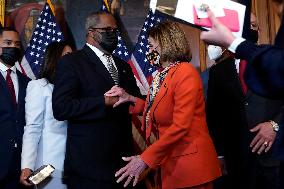 Nancy Pelosi swears-in Troy Carter - Washington