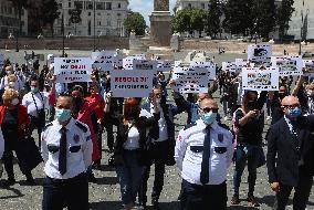 Protest For Reopening On Weekends Of Shopping Centers - Rome