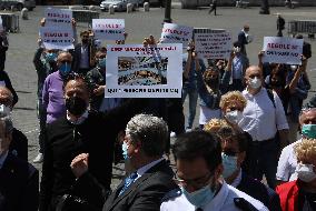 Protest For Reopening On Weekends Of Shopping Centers - Rome