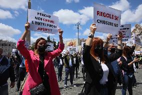 Protest For Reopening On Weekends Of Shopping Centers - Rome