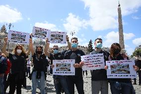 Protest For Reopening On Weekends Of Shopping Centers - Rome