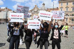 Protest For Reopening On Weekends Of Shopping Centers - Rome