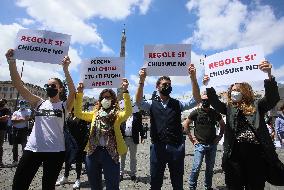 Protest For Reopening On Weekends Of Shopping Centers - Rome