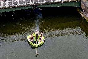 First Wood-Fired Hot Tub Boat - Rotterdam