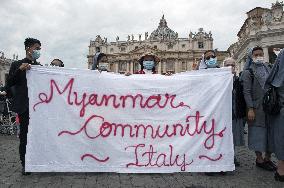 Pope Francis During His Weekly Angelus Prayer - Vatican