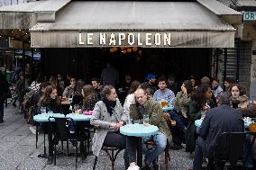 Outdoor Bars And Restaurants Reopen - Paris