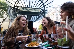 Outdoor Bars And Restaurants Reopen - Paris