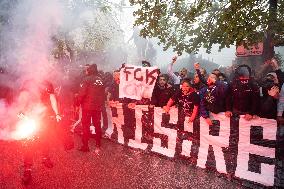 Supporters Cheer Outside PSG's Team Hotel - Rueil-Malmaison