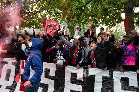 Supporters Cheer Outside PSG's Team Hotel - Rueil-Malmaison