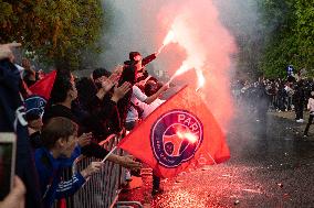 Supporters Cheer Outside PSG's Team Hotel - Rueil-Malmaison