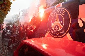 Supporters Cheer Outside PSG's Team Hotel - Rueil-Malmaison