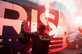 Supporters Cheer Outside PSG's Team Hotel - Rueil-Malmaison