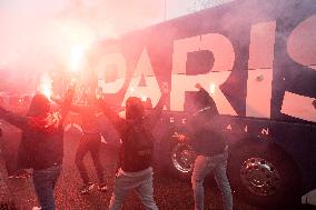 Supporters Cheer Outside PSG's Team Hotel - Rueil-Malmaison