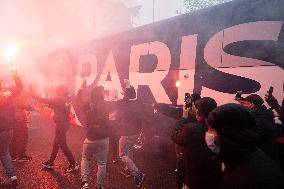 Supporters Cheer Outside PSG's Team Hotel - Rueil-Malmaison