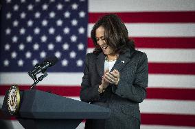 VP Harris visits vaccination site in Baltimore