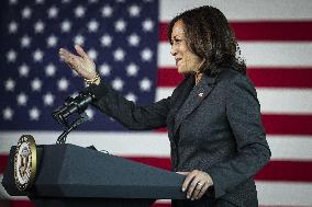 VP Harris visits vaccination site in Baltimore