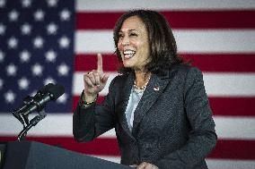 VP Harris visits vaccination site in Baltimore