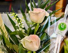 Florists Prepare To Sell Lily Of The Valley - Paris