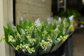 Florists Prepare To Sell Lily Of The Valley - Paris