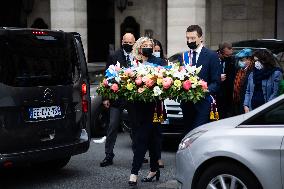 Marine Le Pen Lays Flowers To A Statue Of Joan of Arc - Paris