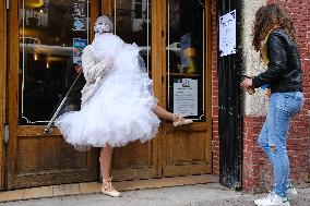 Artists Behind Store Windows Against Precariousness - Toulouse