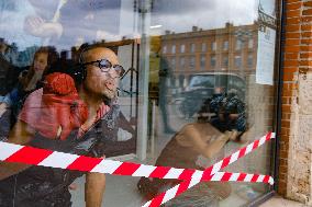 Artists Behind Store Windows Against Precariousness - Toulouse