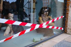 Artists Behind Store Windows Against Precariousness - Toulouse