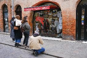 Artists Behind Store Windows Against Precariousness - Toulouse