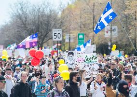 Thousands protest COVID-19 measures - Montreal