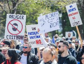 Thousands protest COVID-19 measures - Montreal