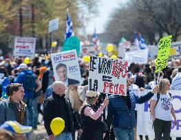 Thousands protest COVID-19 measures - Montreal