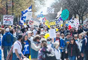 Thousands protest COVID-19 measures - Montreal