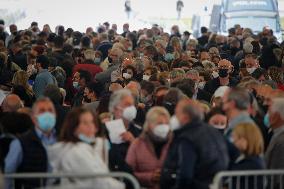 People At The Entrance Of The Vaccination Center -  Naples